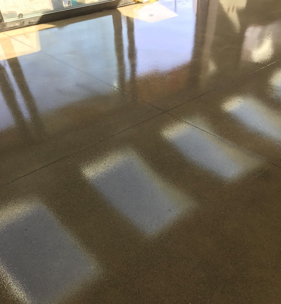 Professional shiny concrete floor
